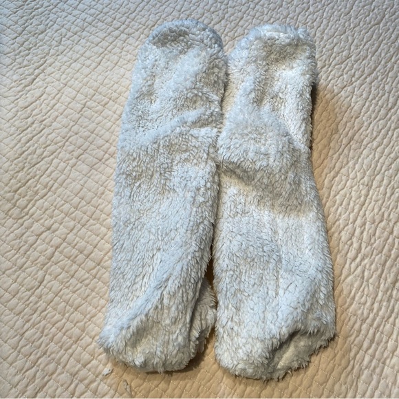 Set of 3 Pairs of Fluffy Winter Socks. - Picture 11 of 11